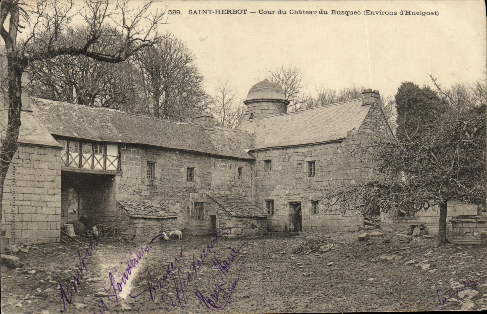CPA Saint Herbot Cour du Chateau du Rusquec Environs d Huelgoat