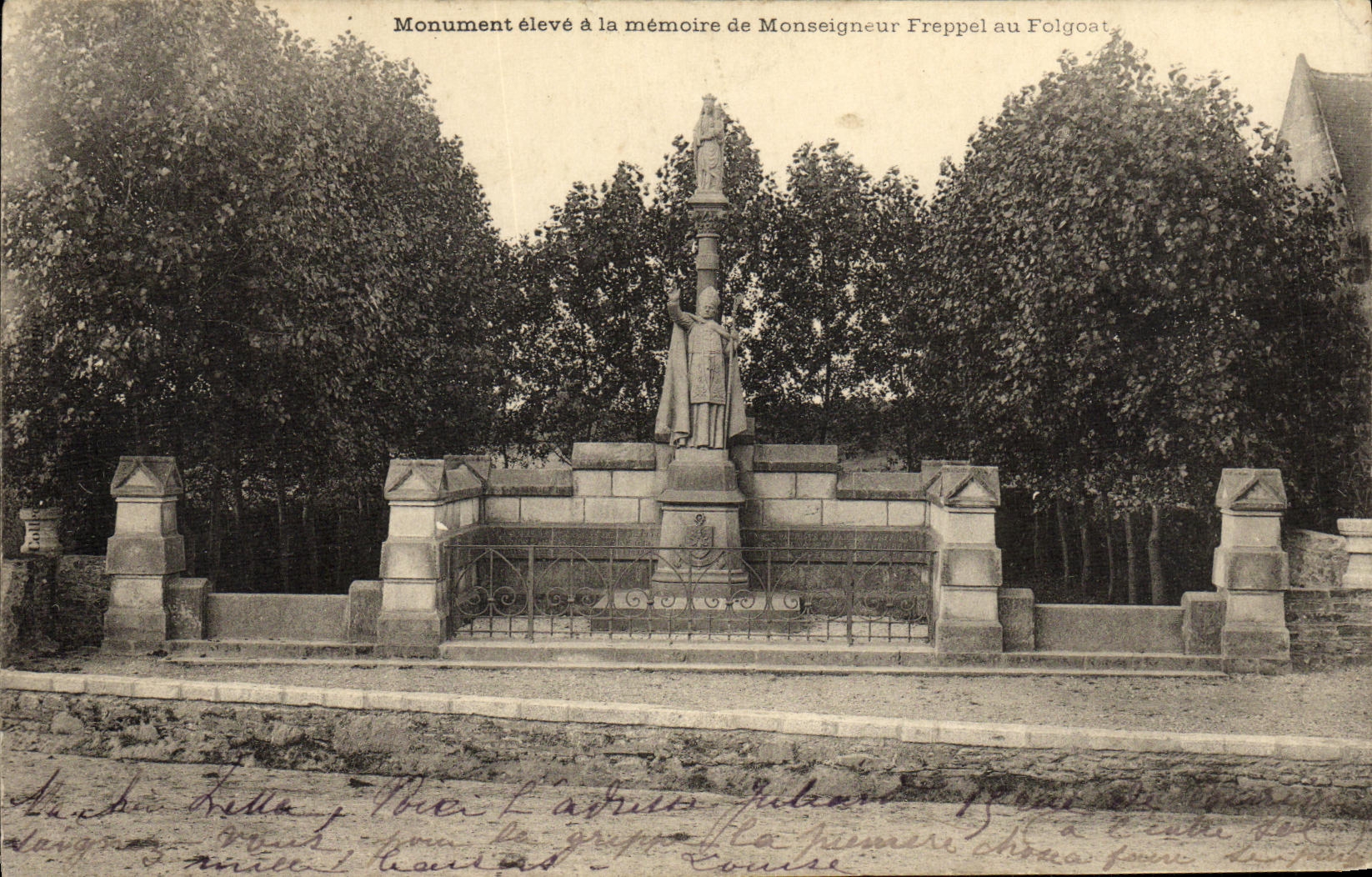CPA Monument eleve a la memoire de Monseigneur Freppel au Folgoat