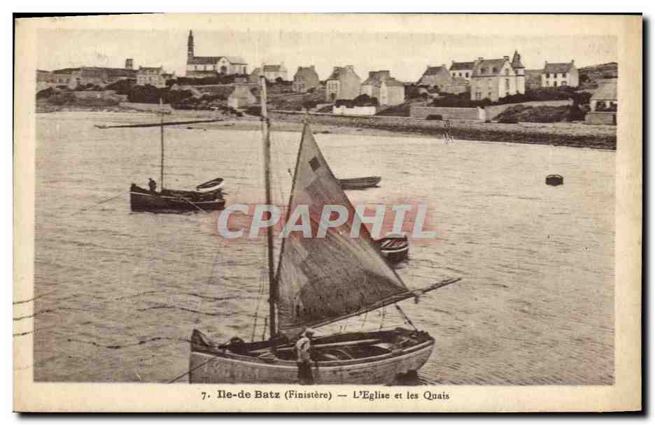 CPA Ile de Batz L Eglise et les Quais Bateau