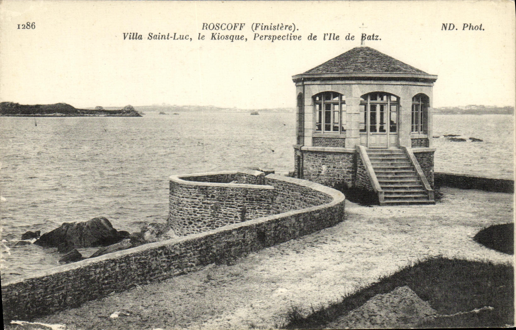 CPA Roscoff Villa Saint Luc le Kiosque Perspective de l lle de Batz