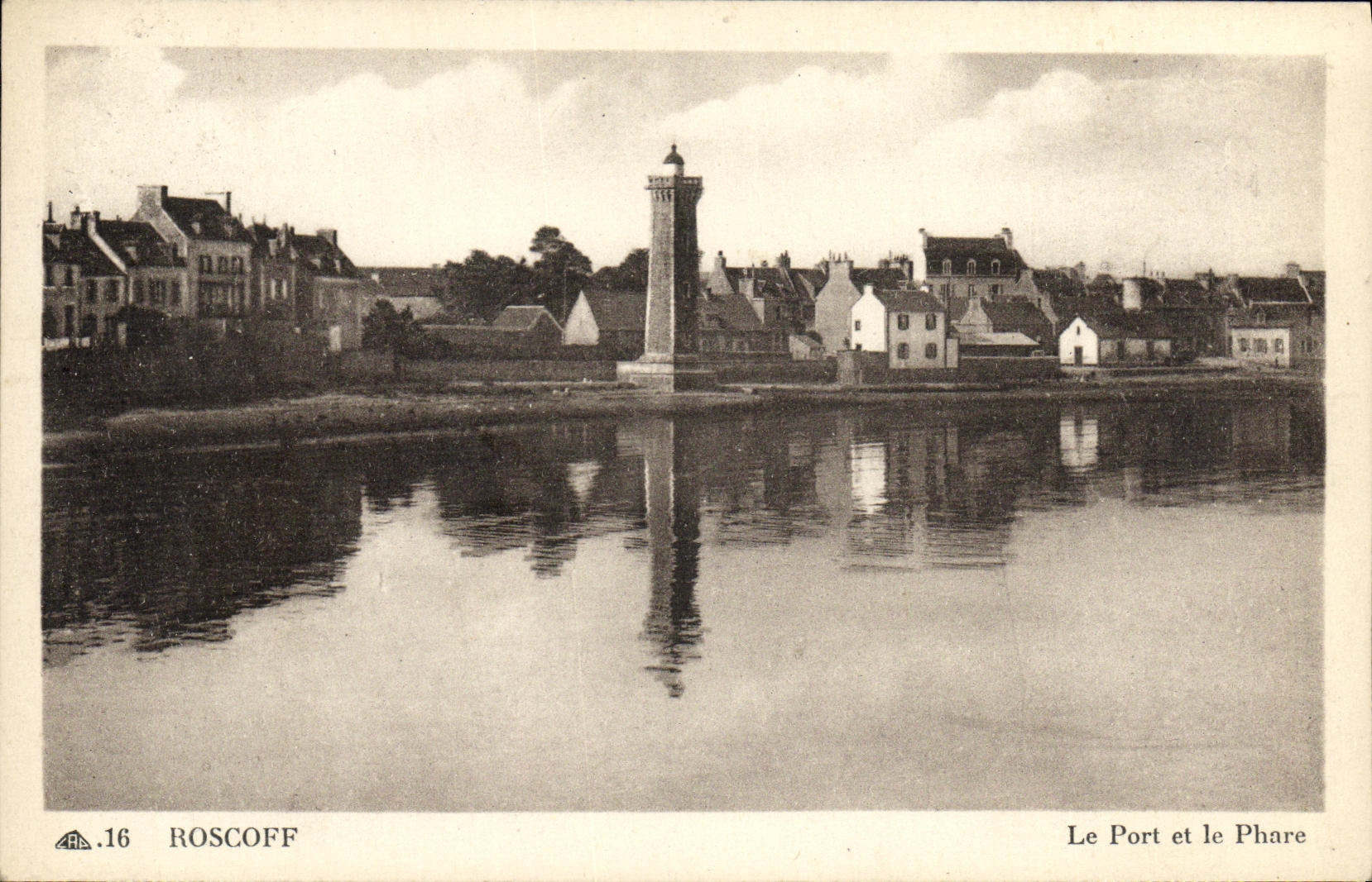 CPA Roscoff Le Port et le Phare