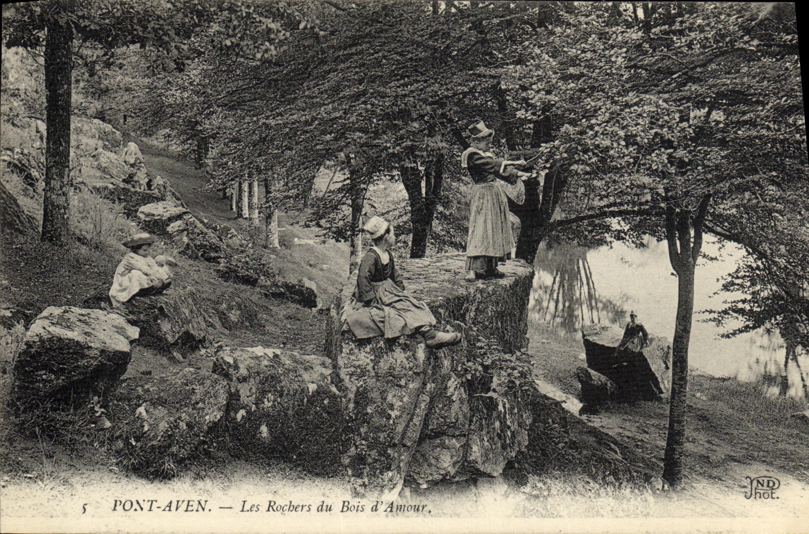 CPA Pont Aven Les Rochers du Bois d Amour Enfants animee 