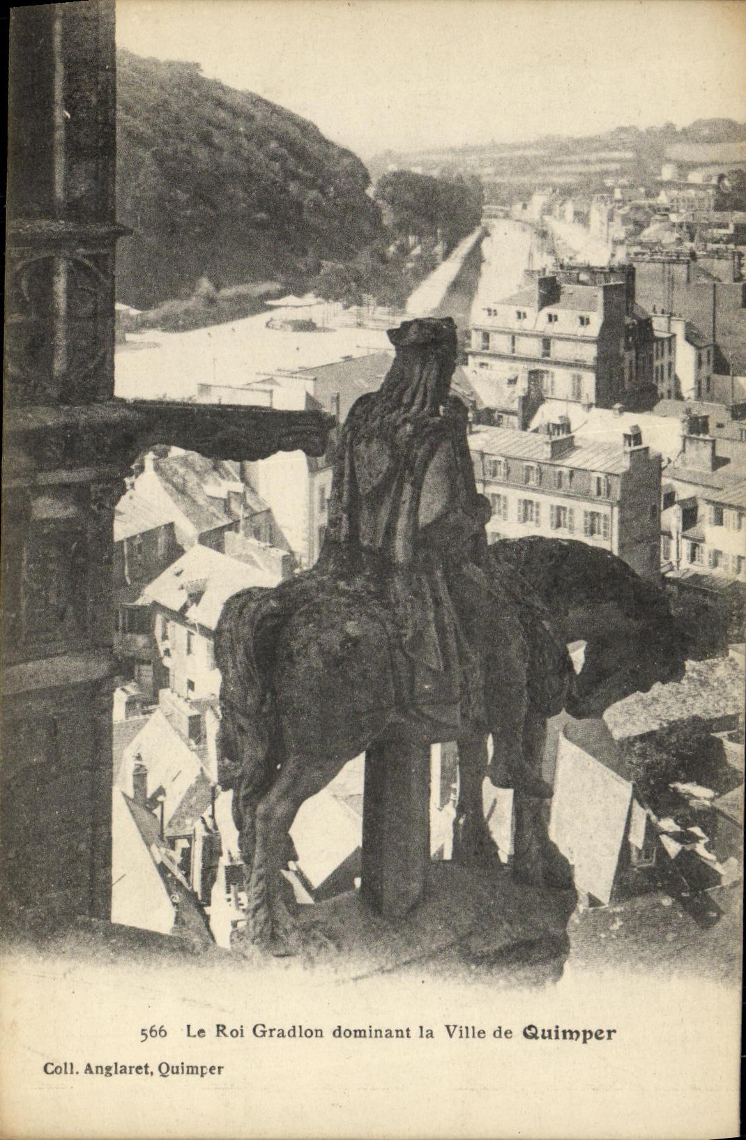CPA Le Roi Gradlon dominant la Ville de Quimper 