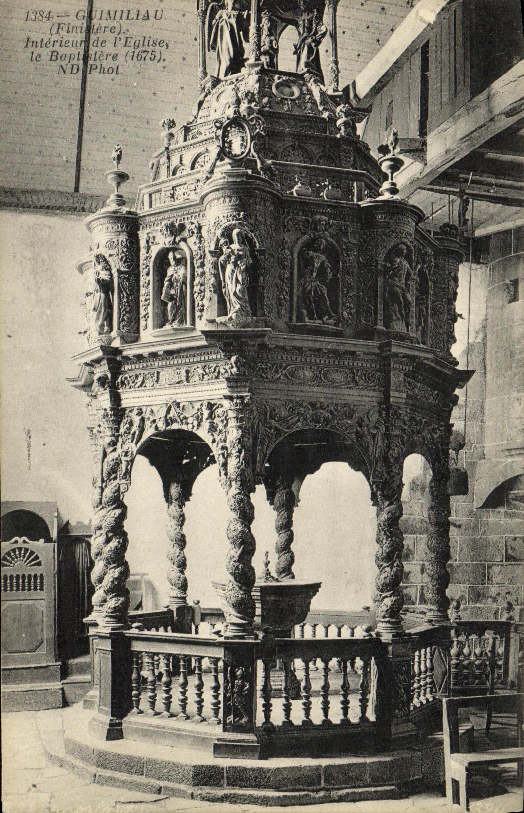 Guimiliau (Finistère) — Intérieur de l'église, le baptistère (1675) — ND Phot