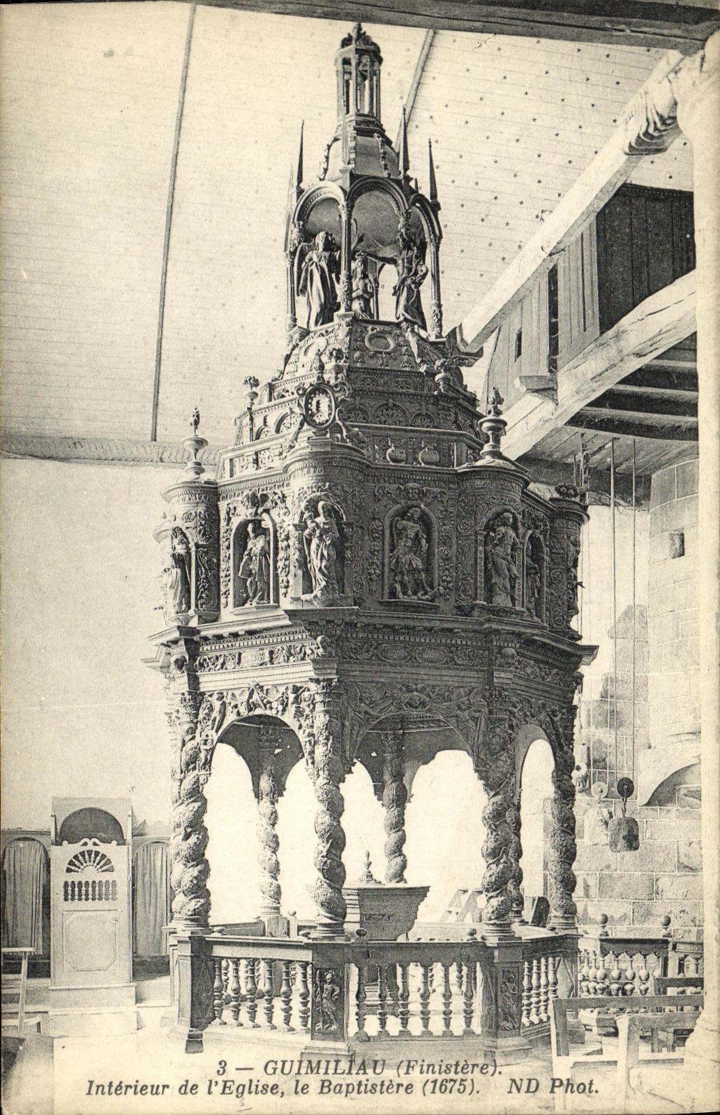 Guimiliau (Finistère) — Interior de la iglesia, el baptisterio (1675) — ND Phot.