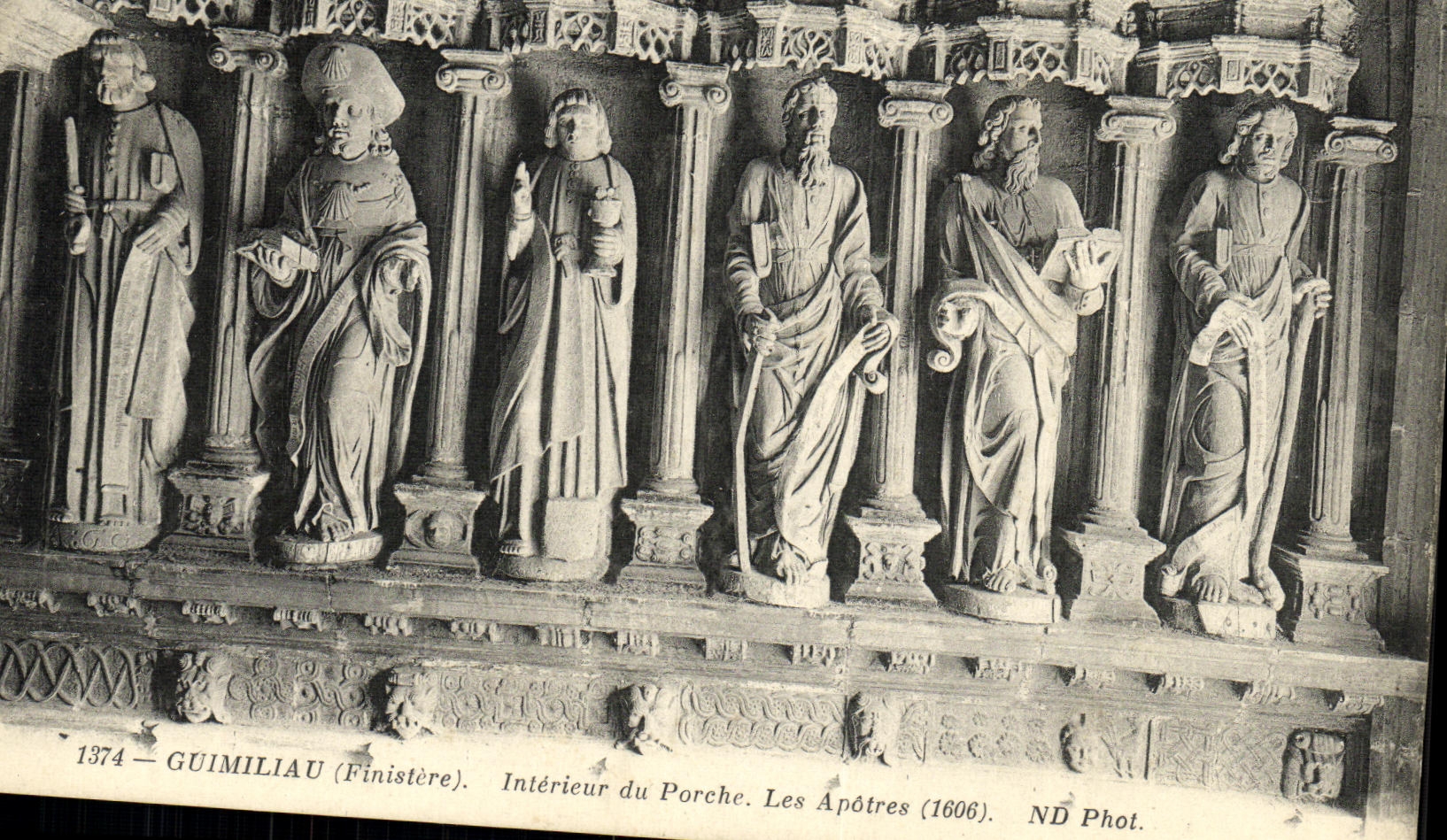 Guimiliau (Finistère) — Interior del portal. Los Apóstoles (1606) — ND Fotografía