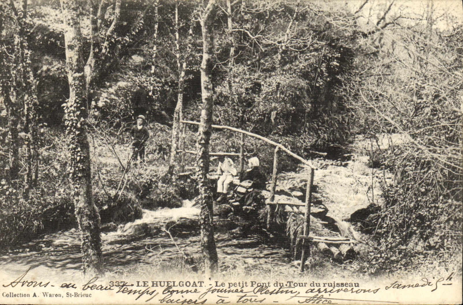CPA Le Huelgoat Le Petit Pont du Tour du ruisseau Enfants