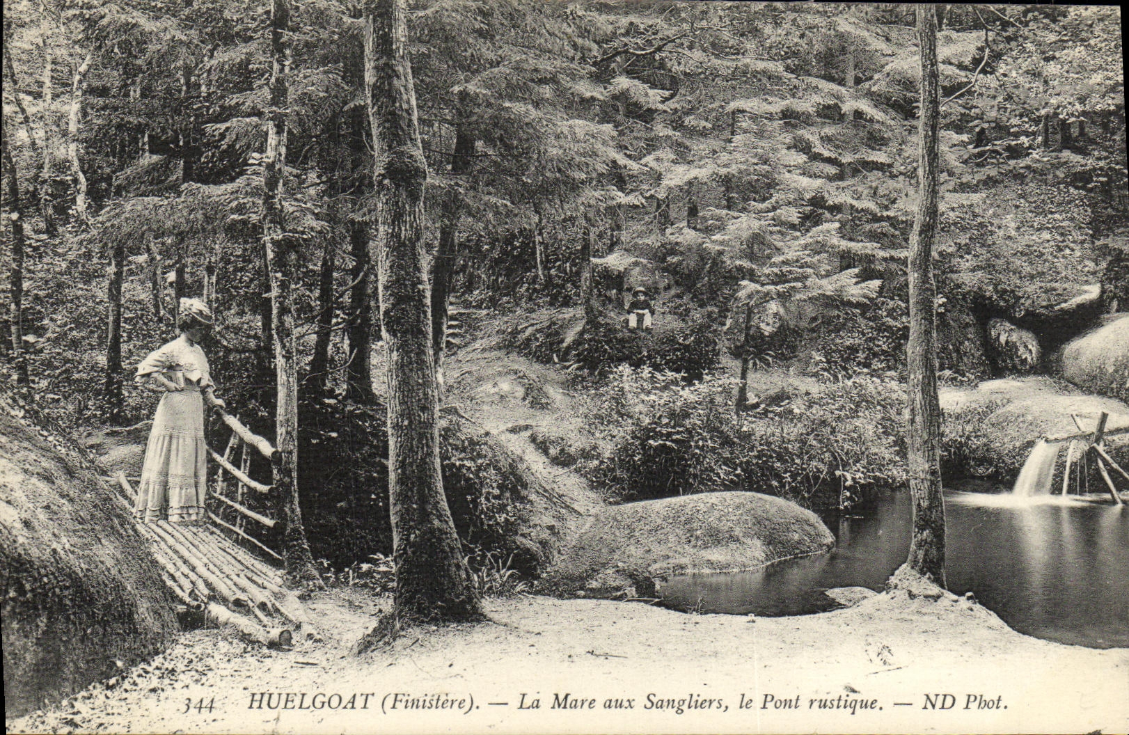 CPA Huelgoat La Mare aux Sangliers le Pont rustique Femme