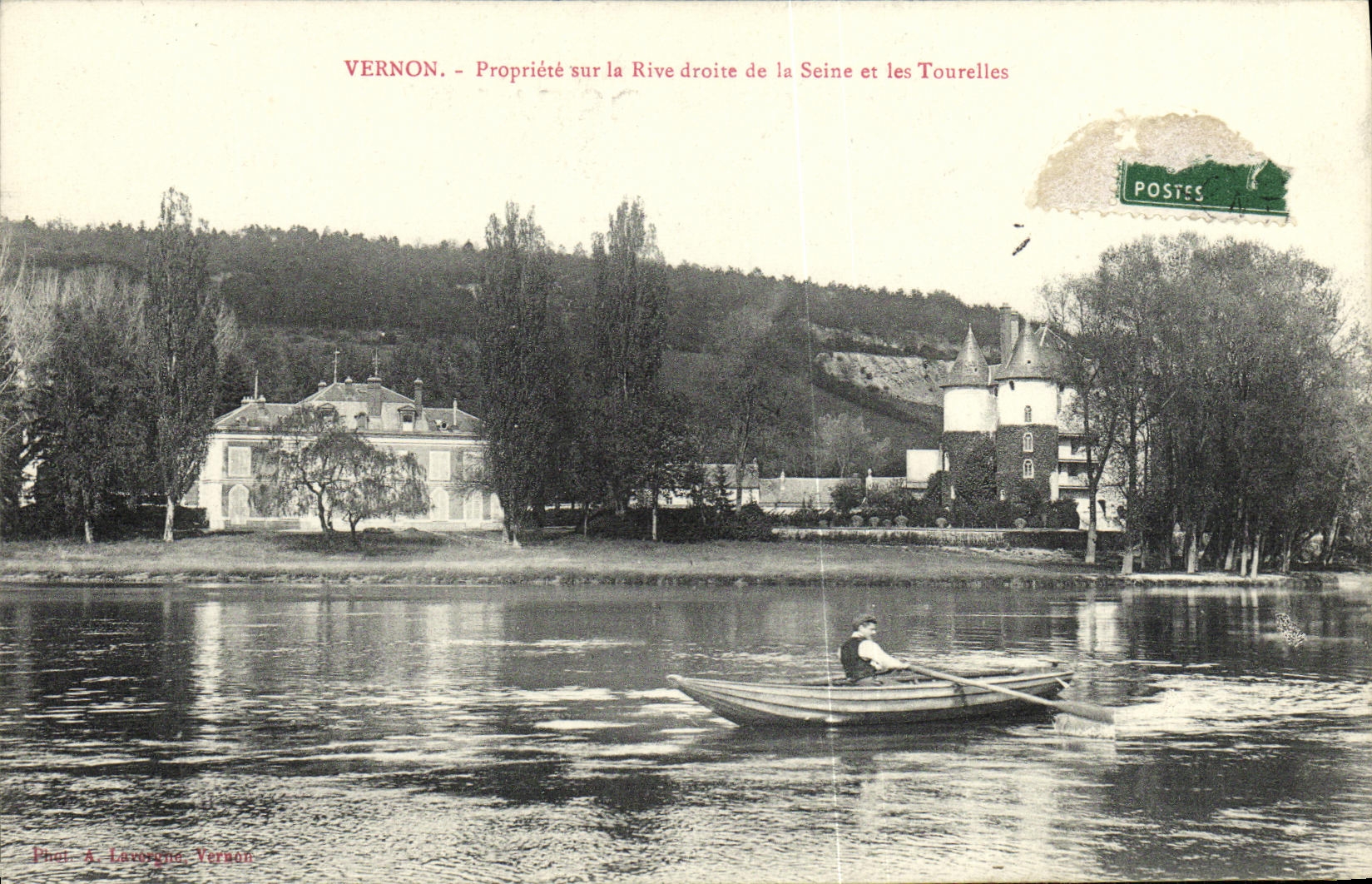 CPA Vernon Propriete sur la Rive dorite de la Seine et les Tourelles Barque 