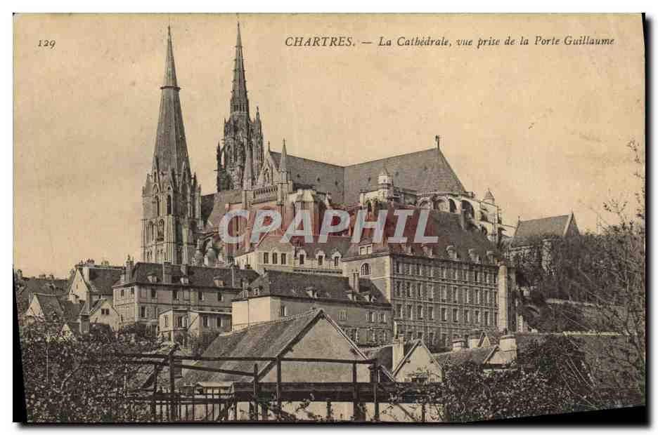 CPA Chartres La Cathedrale vue prise de la Porte Guillaume