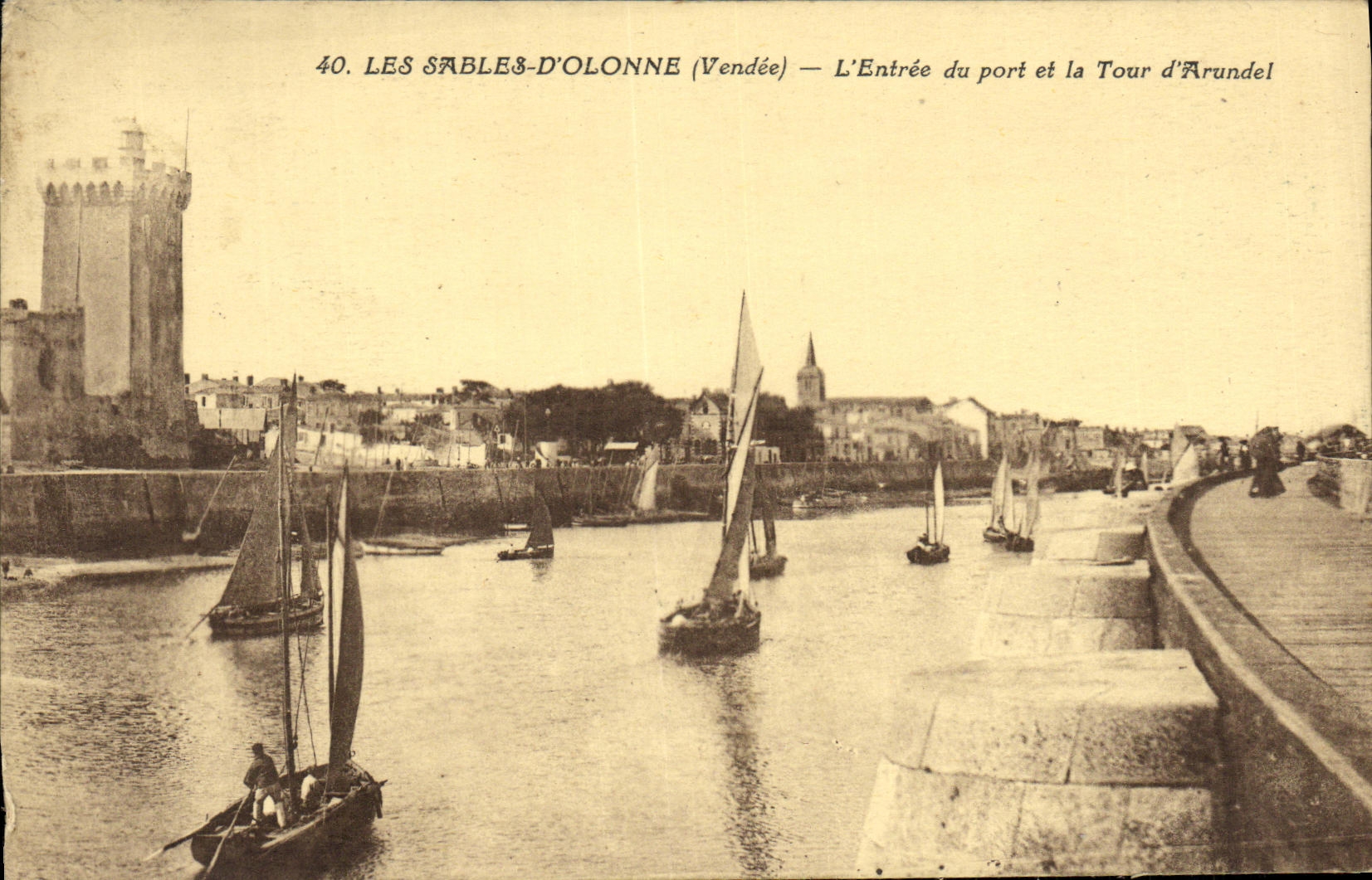 Les Sables-d'Olonne (Vendée) — L'Entrée du port et la Tour d'Arundel