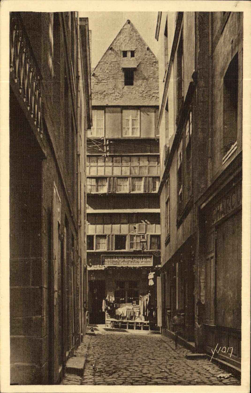 Saint-Malo — Vieille Rue des Corsaires — Yvon