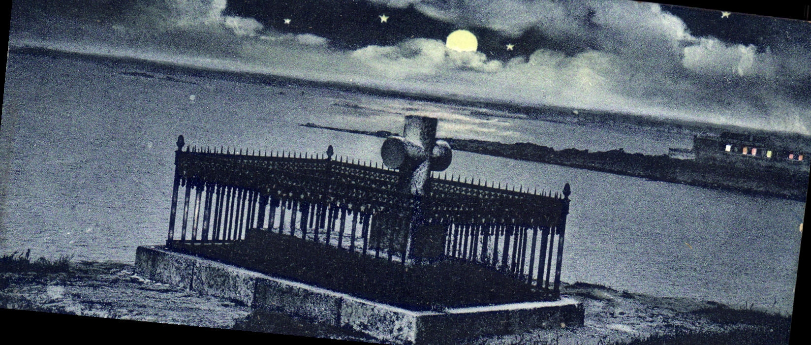 Cruz de cementerio al borde de un lago — noche estrellada — editor no identificado