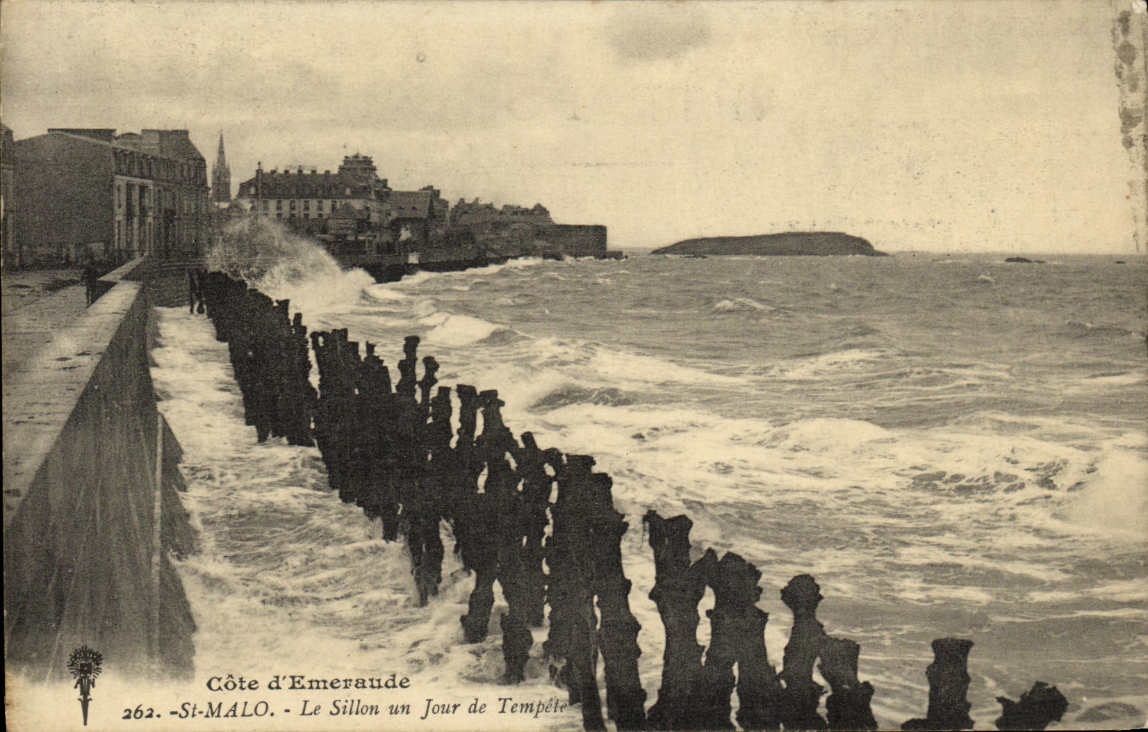 St-Malo - Côte d'Emeraude - Le Sillon un Jour de Tempête