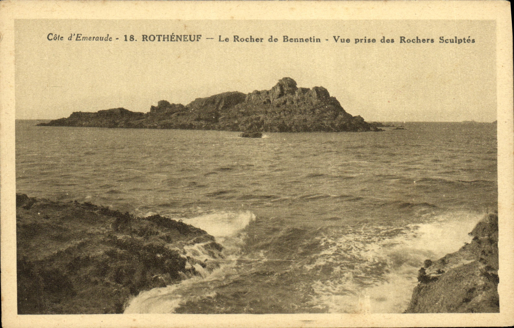 Côte d'Émeraude - 18. ROTHÉNEUF — Le Rocher de Bennetin — Vue prise des Rochers Sculptés