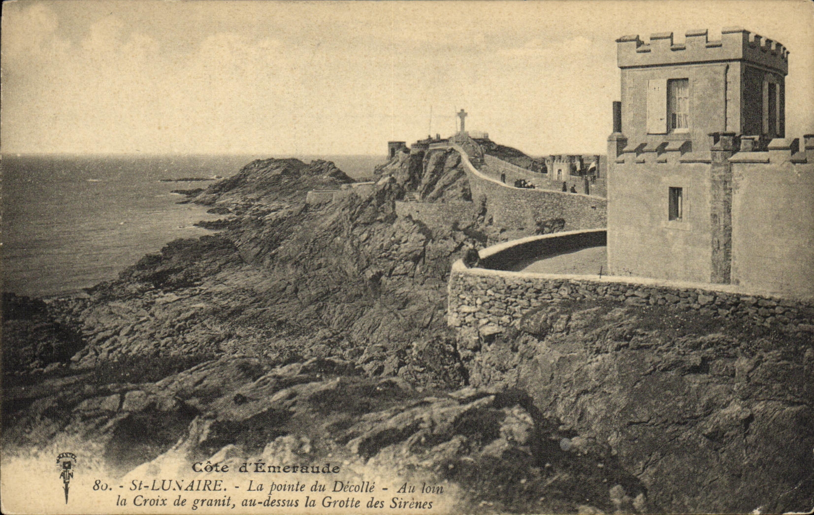 CPA St Lunaire La Pointe du Decolle Au Loin La Croix du granit au dessus la grotte des sirenes