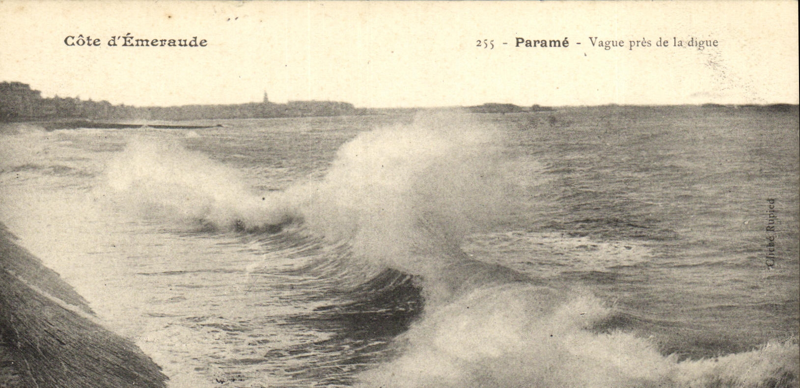 Côte d'Émeraude — Vague près de la digue — Cliché Rupied