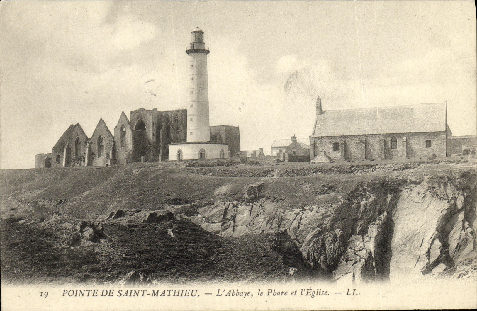 CPA Pointe De Saint Mathieu L Abbaye le Phare et L Eglise