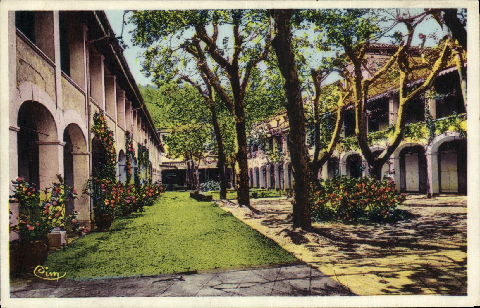 Cour intérieure d'un établissement thermal — Aigues-Bains (Hérault) — Cim