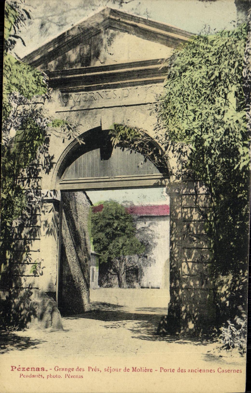 CPA Pezenas Grange des Pres sejour de Moliere Porte des anciennes casernes 