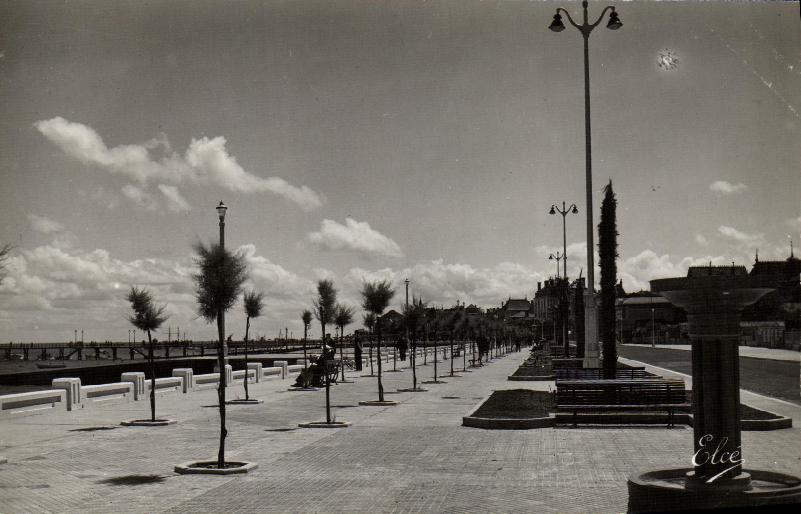 Fontaine sur le nouveau Boulevard Victor Hugo — Arcachon (Gironde) — Édition L. Chalagneau