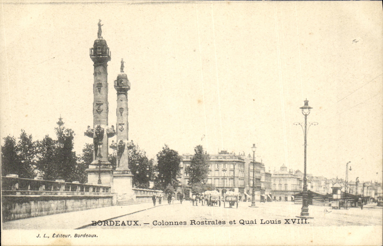 CPA Bordeaux Colonnes Rostrales et Quai Louis XVIII