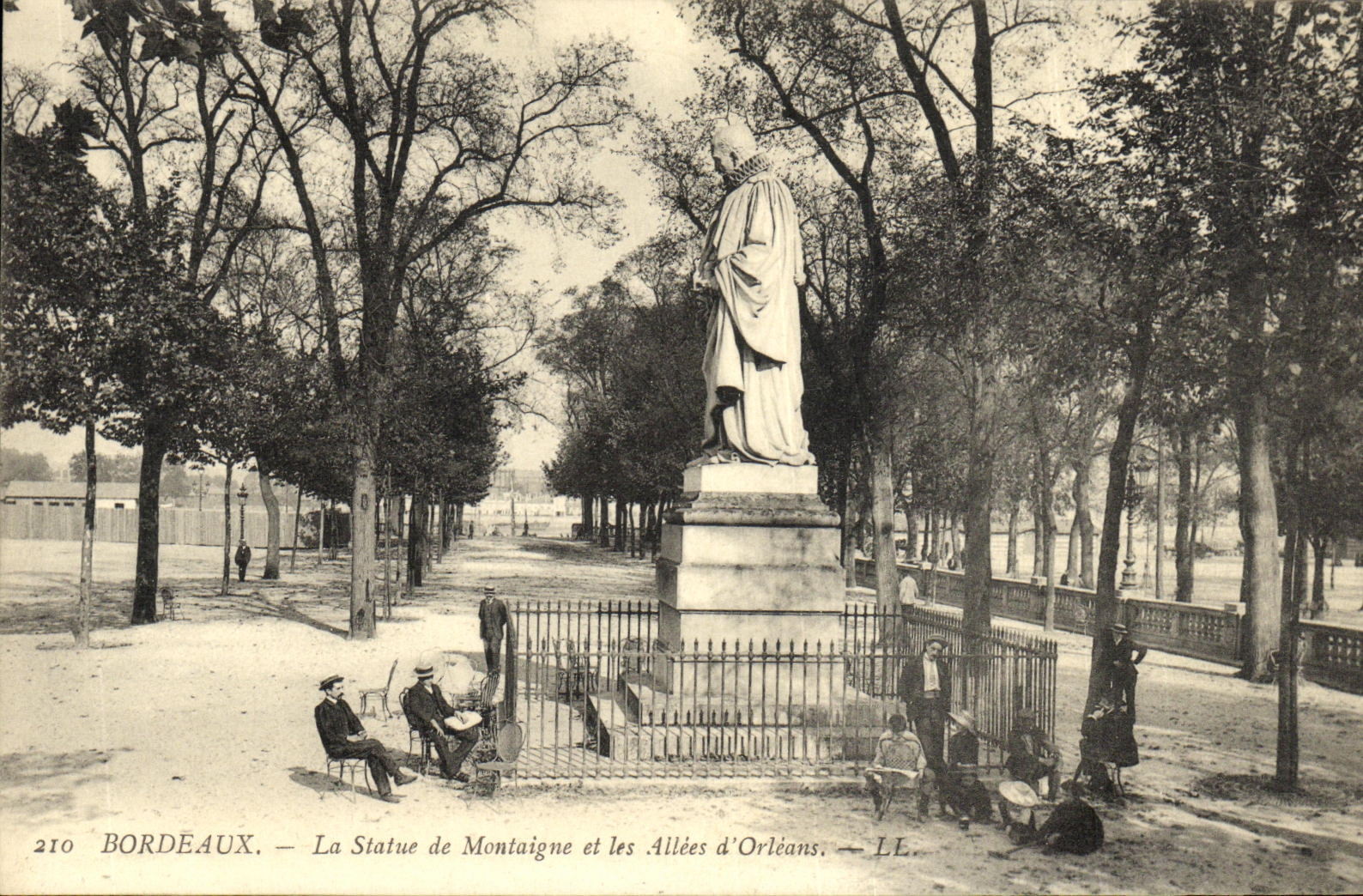 CPA Bordeaux Le Statue de Montaigne et les Allees d Orleans
