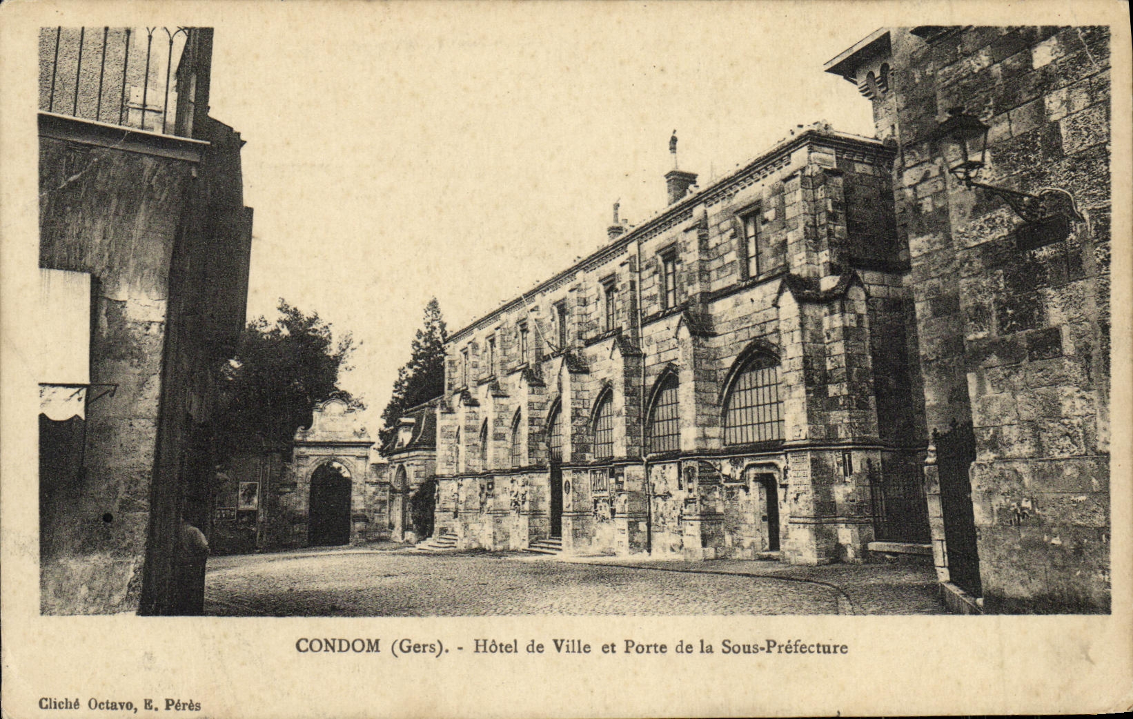 Condom (Gers) - Hôtel de Ville et Porte de la Sous-Préfecture — cliché Octavo, E. Pérés