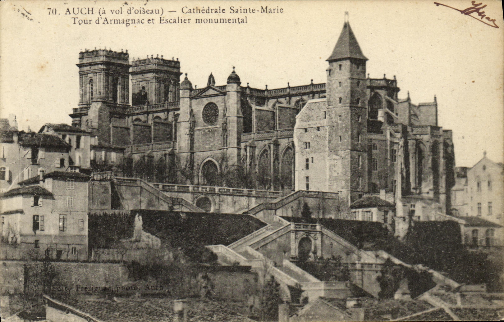 Auch (à vol d'oiseau) — Cathédrale Sainte-Marie, Tour d'Armagnac et Escalier monumental — Éditeur Frezignac, photo Auth