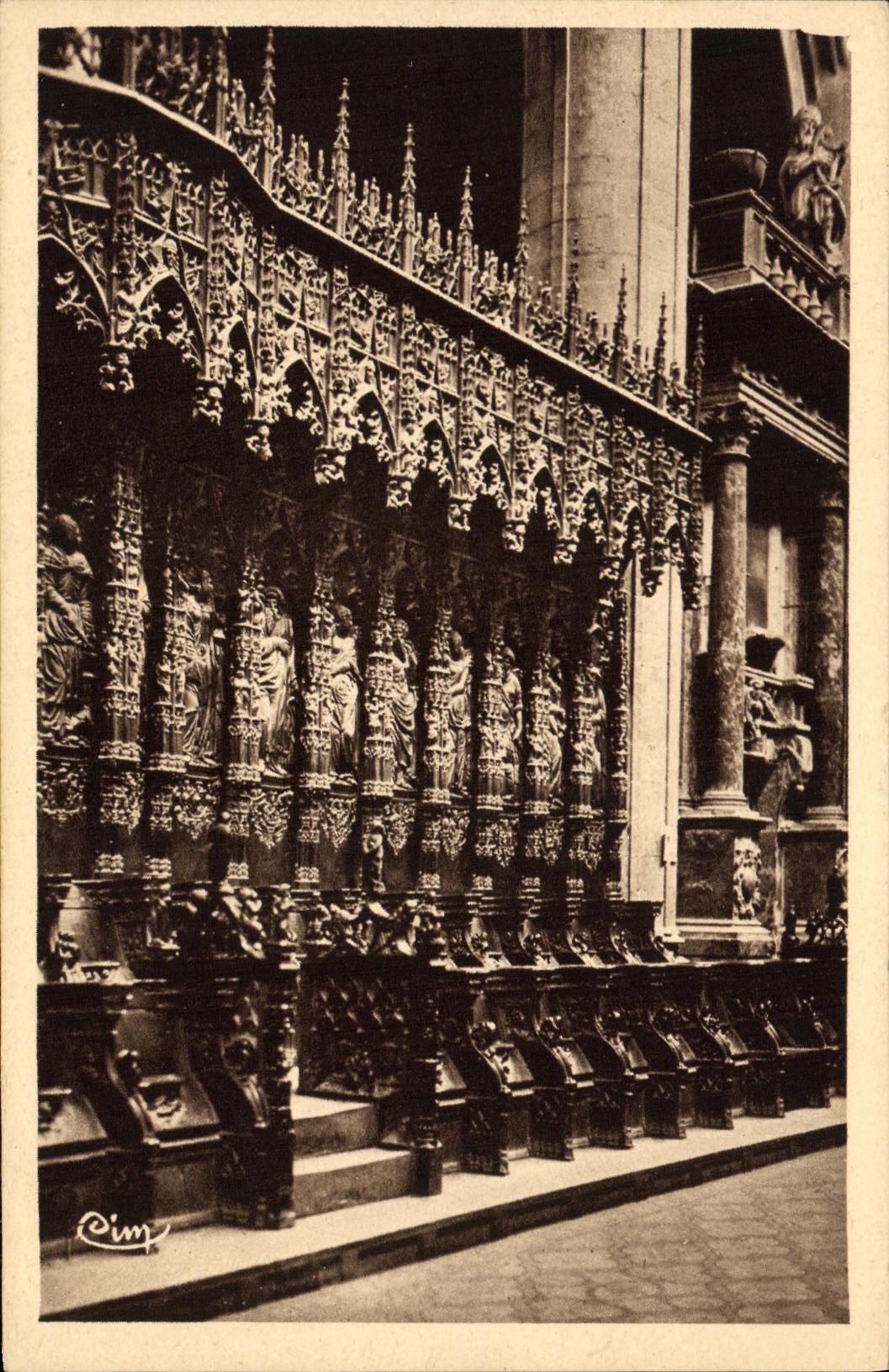 Auch (Gers) — Basilika Sainte-Marie — Fragment der Holzarbeiten und Details der Kirchenbankstühle