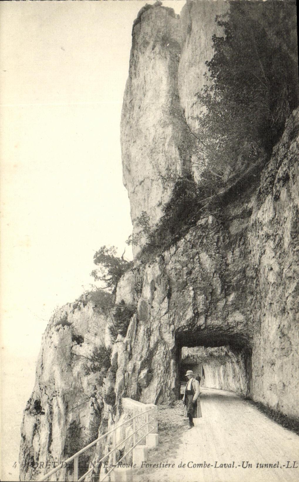 Route Forestière de Combe-Laval — Un tunnel — Éditeur : A. FORET D'INTÉ