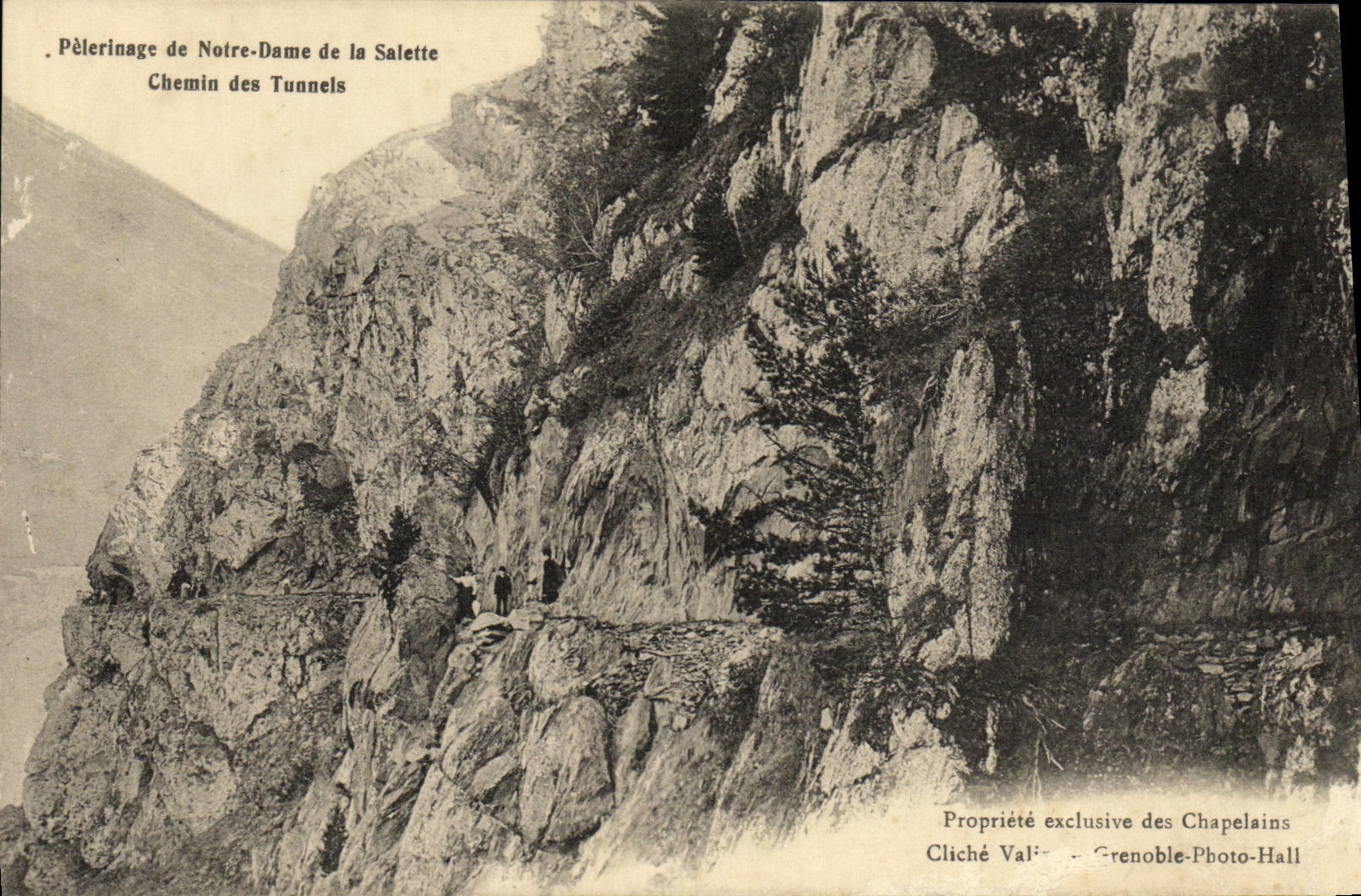 CPA Pelerinage de Notre Dame de La Salette Chemin des Tunnels