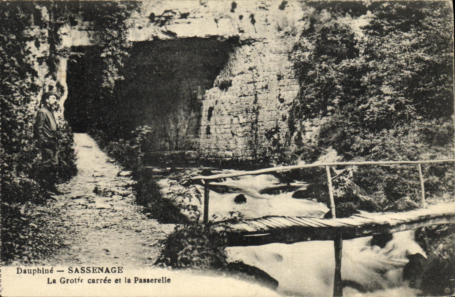 CPA Dauphine Sassenage La Grotte Carree et la Passerelle