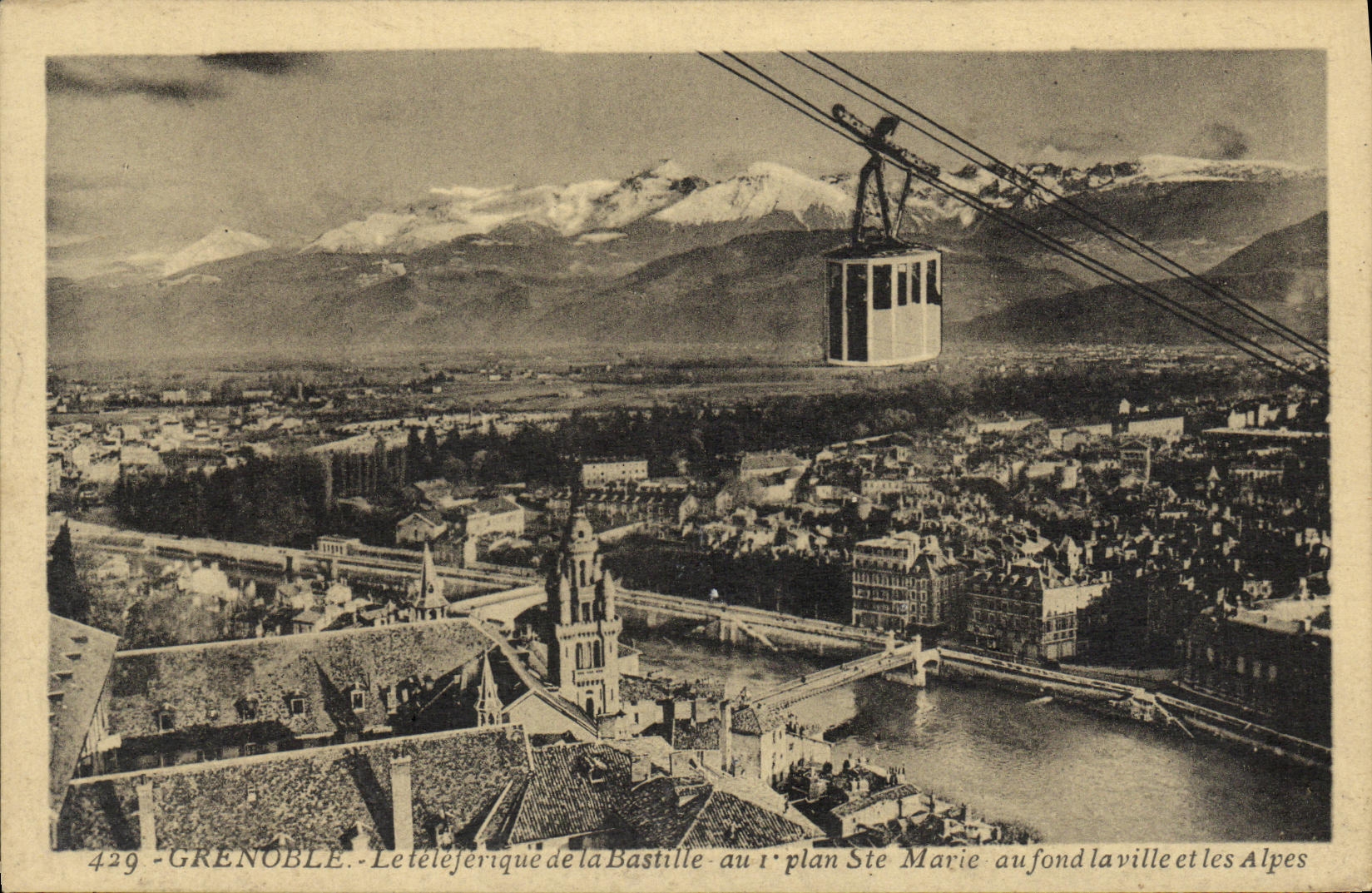 Grenoble - Le téléphérique de la Bastille - au 1er plan Ste Marie - au fond la ville et les Alpes
