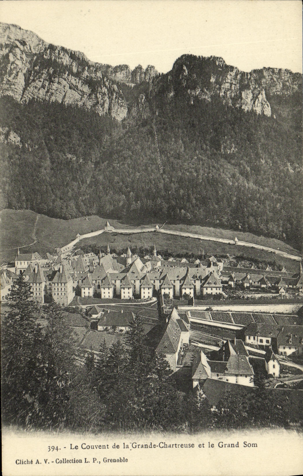 Le Couvent de la Grande-Chartreuse et le Grand Som — Cliché A.V., Collection L.P., Grenoble