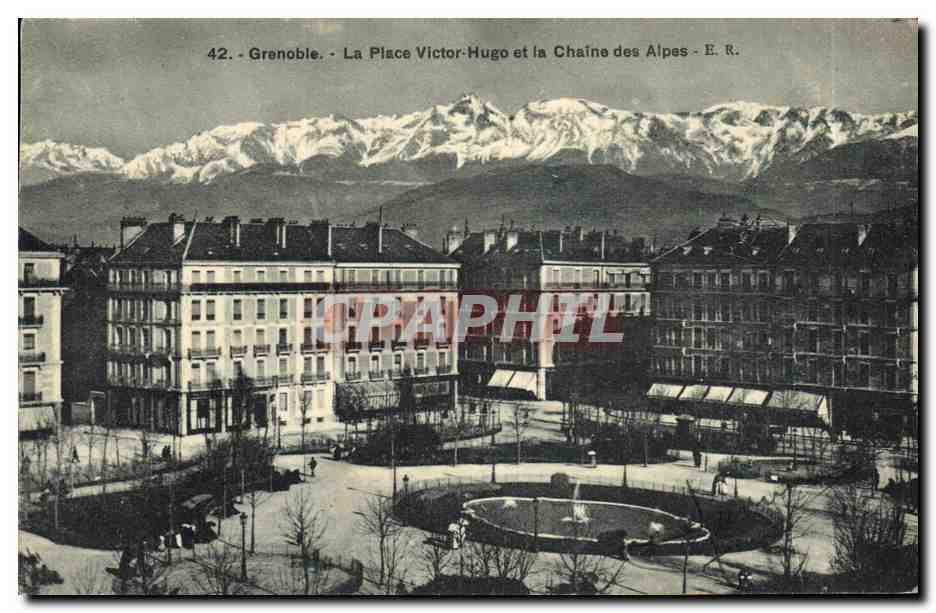 CPA Grenoble La Place Victor Hugo et la Chaine Des Alpes