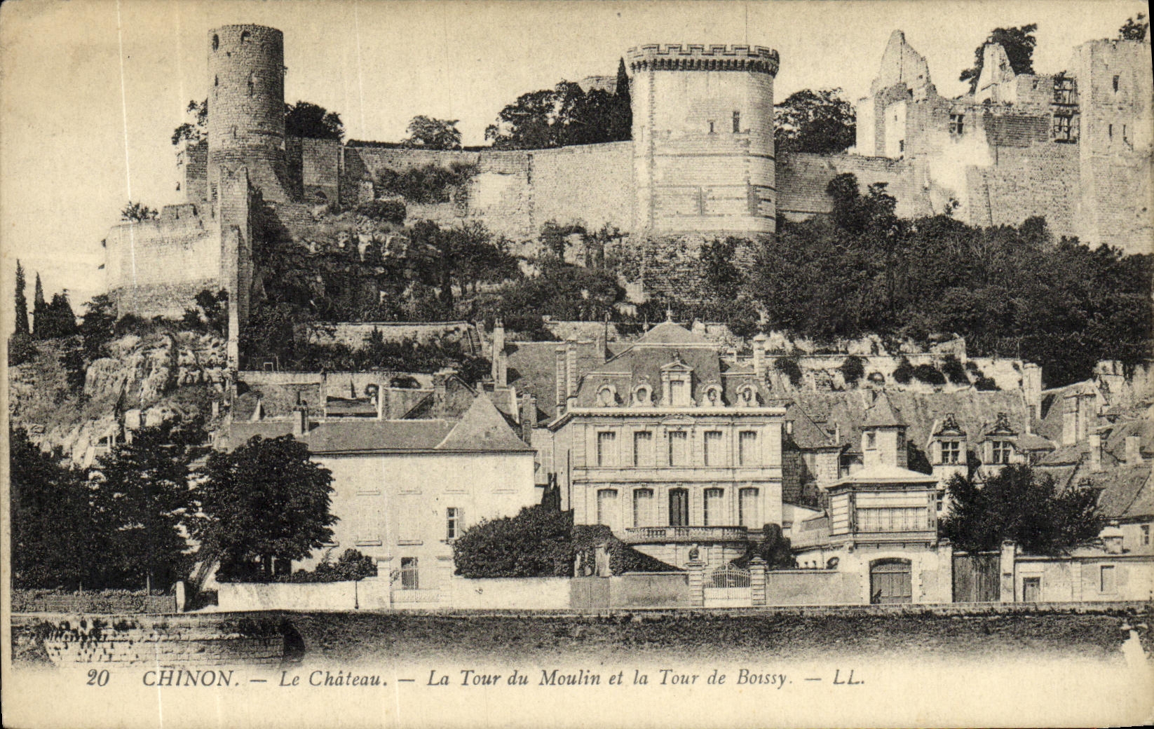 CPA Chinon Le Chateau La Tour du Moulin et la Tour de Boissy