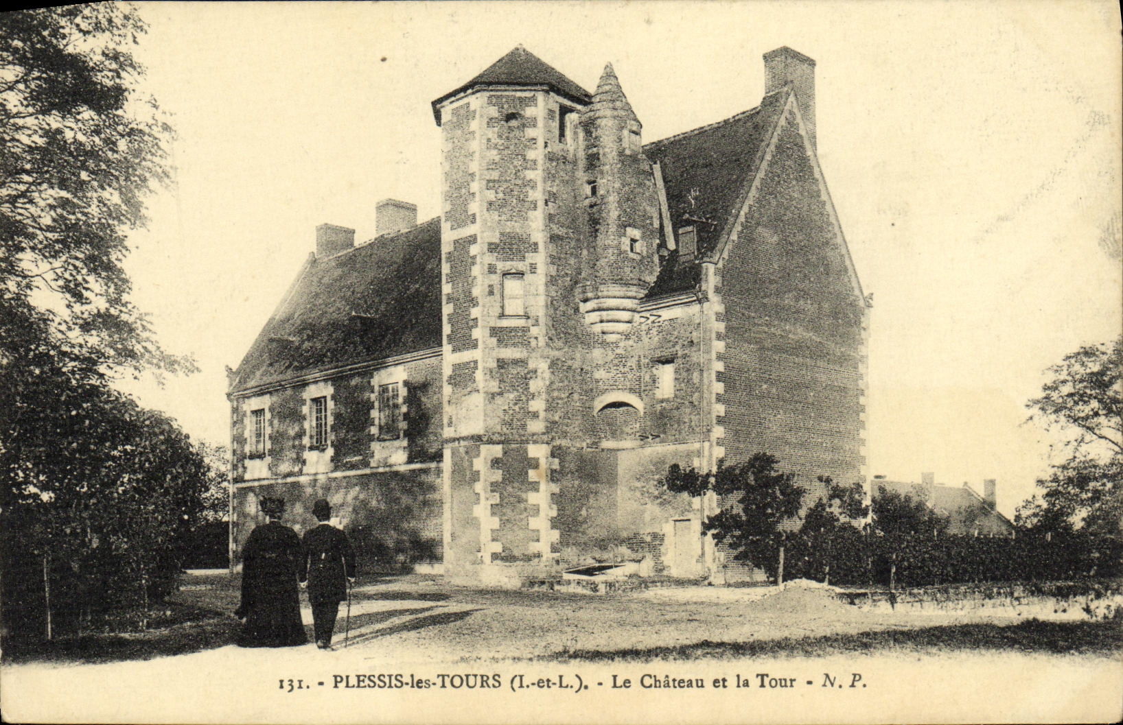 CPA Tours Plessis les Tours Le Chateau et la Tour