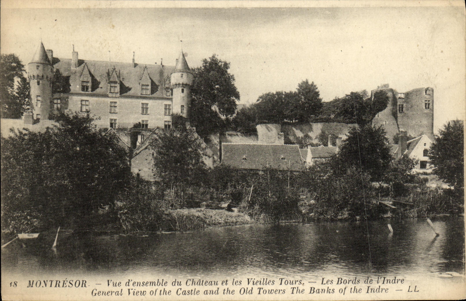 CPA Montresor Vue d Ensemble du Chateau et les Vieilles Tours