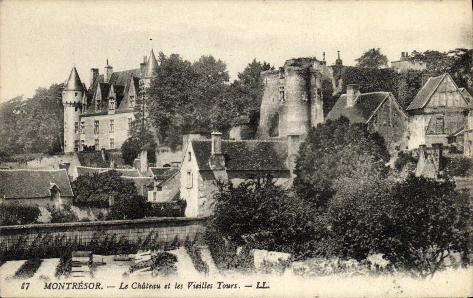 CPA Montresor Le Chateau et les Vieilles tours