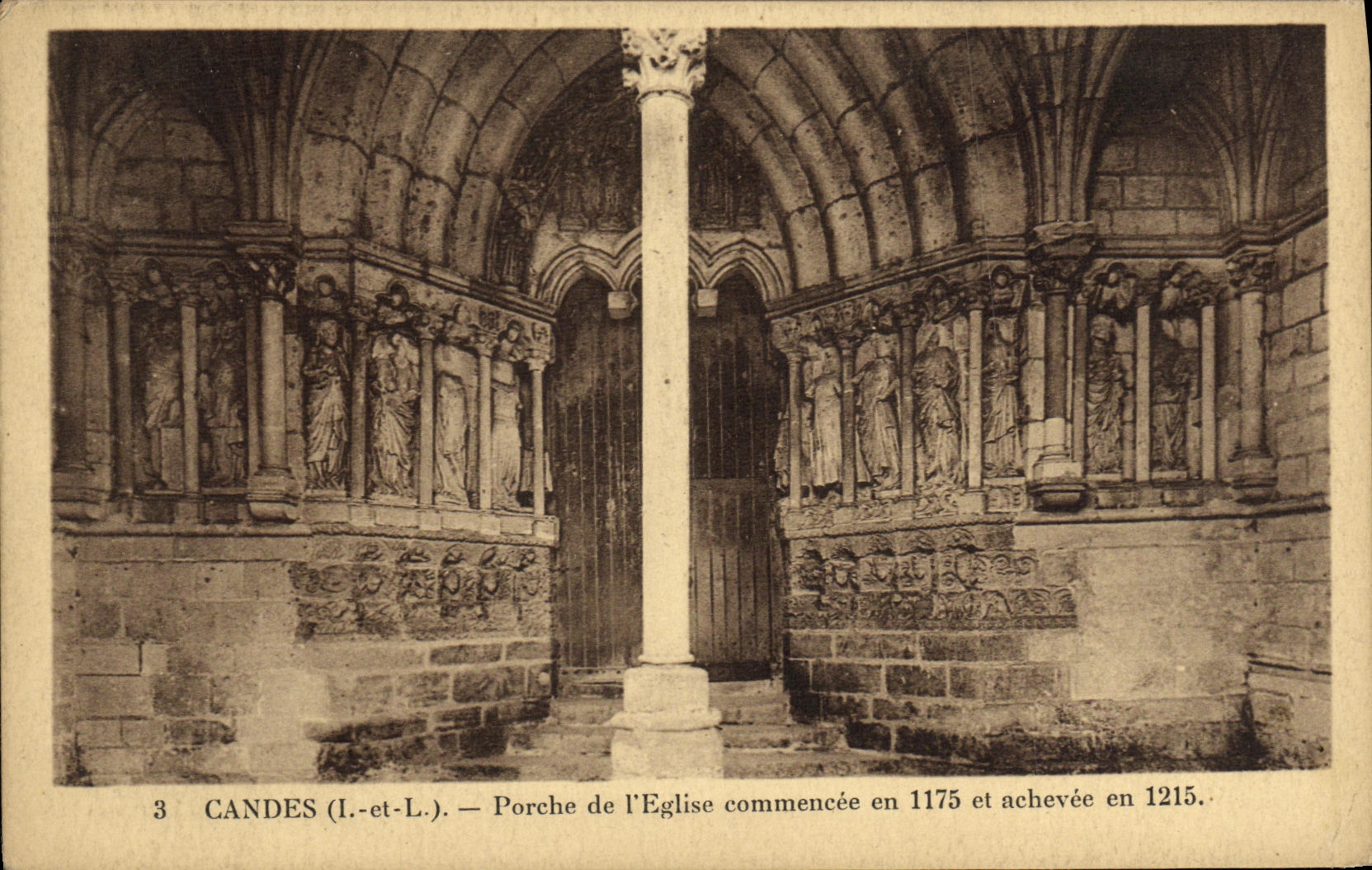 CPA Candes Porche de l Eglise Commencee en 1175