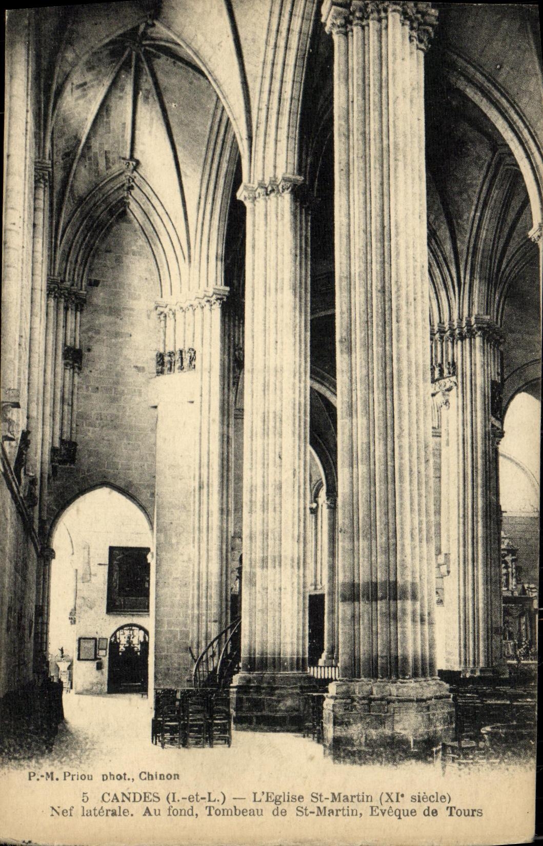 CPA Candes L Eglise St Martin Nef laterale Tombeau de St Martin Eveque de Tours 