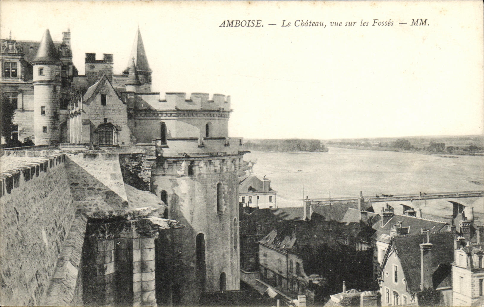CPA Amboise Le Chateau Vue sur les Fosses