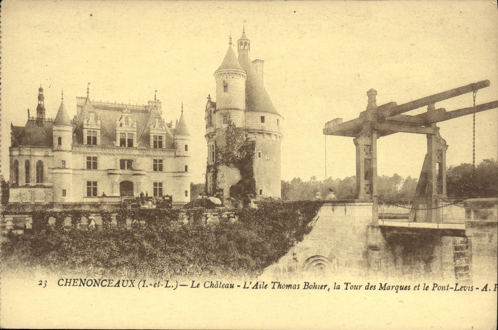 CPA Chenonceaux Le Chateau L Aile Thomas Bohier La tour des AMrques et le pont levis 
