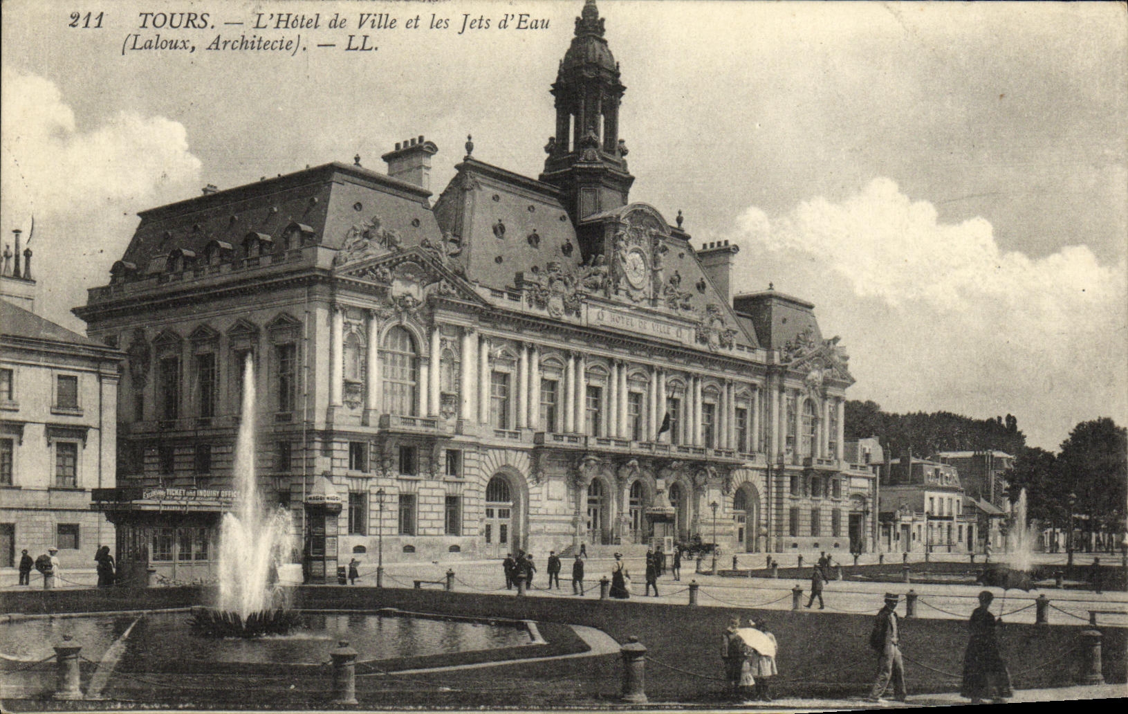 CPA Tours L Hotel de Ville et les Jets d Eau