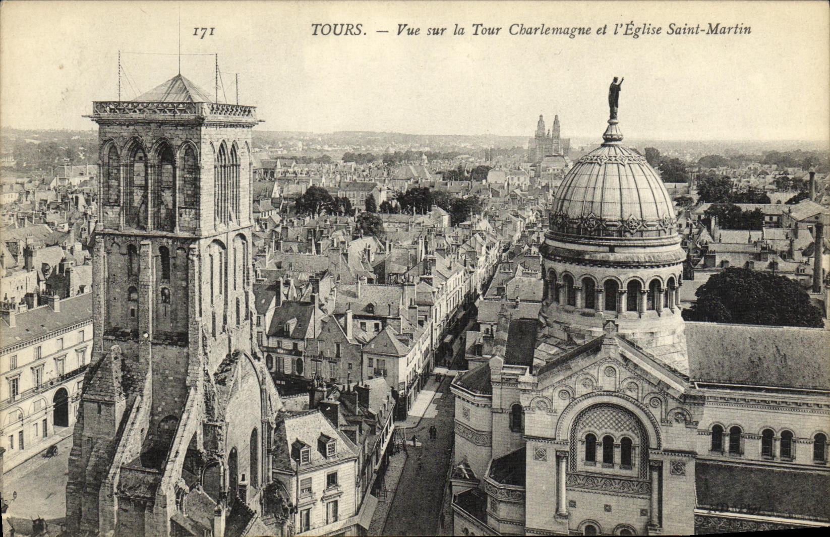 CPA Tours Vue sur La Tour Charlemagne et l eglise St Martin