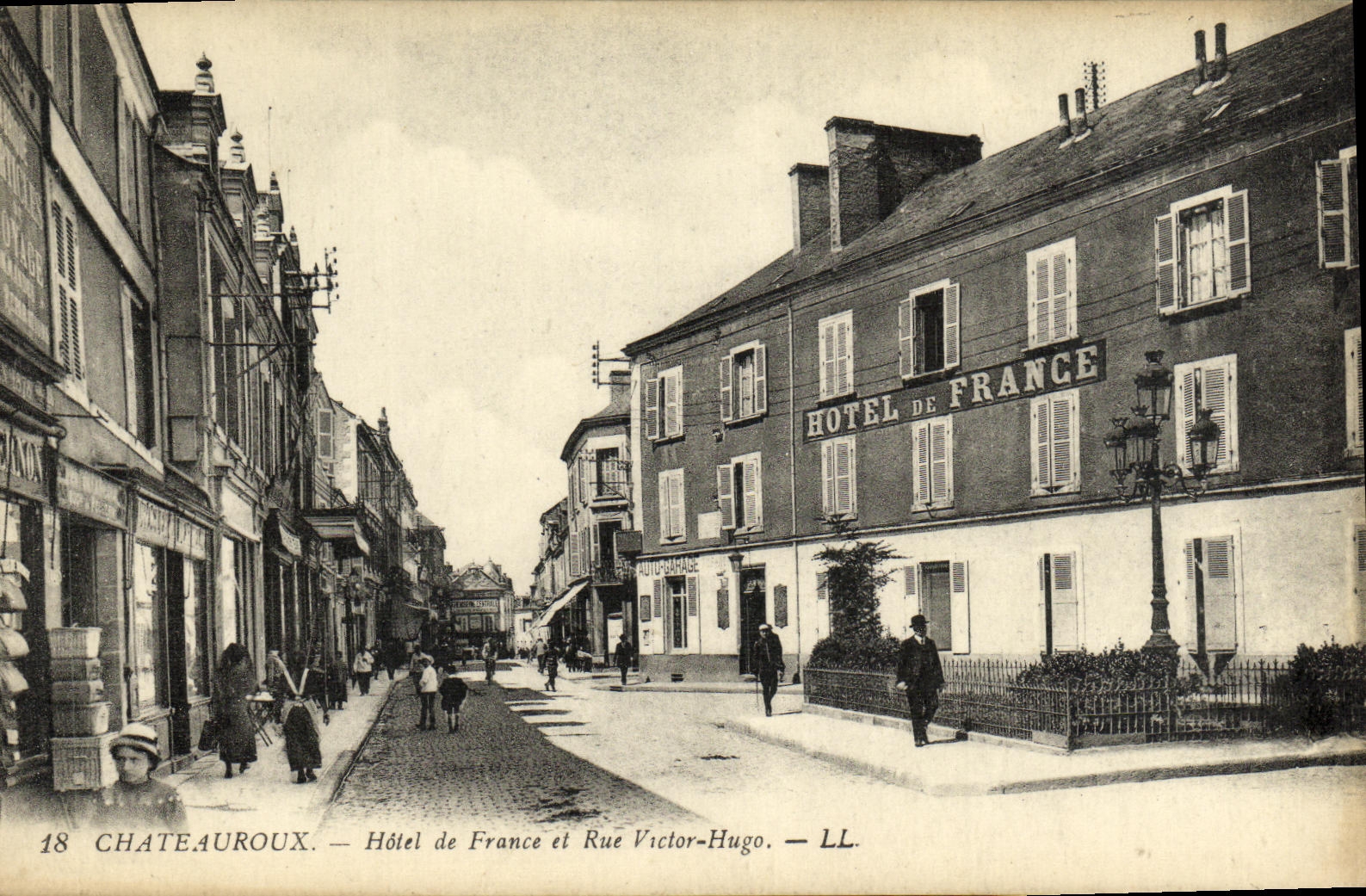 CPA Chateauroux Hotel de France et Rue Victor Hugo