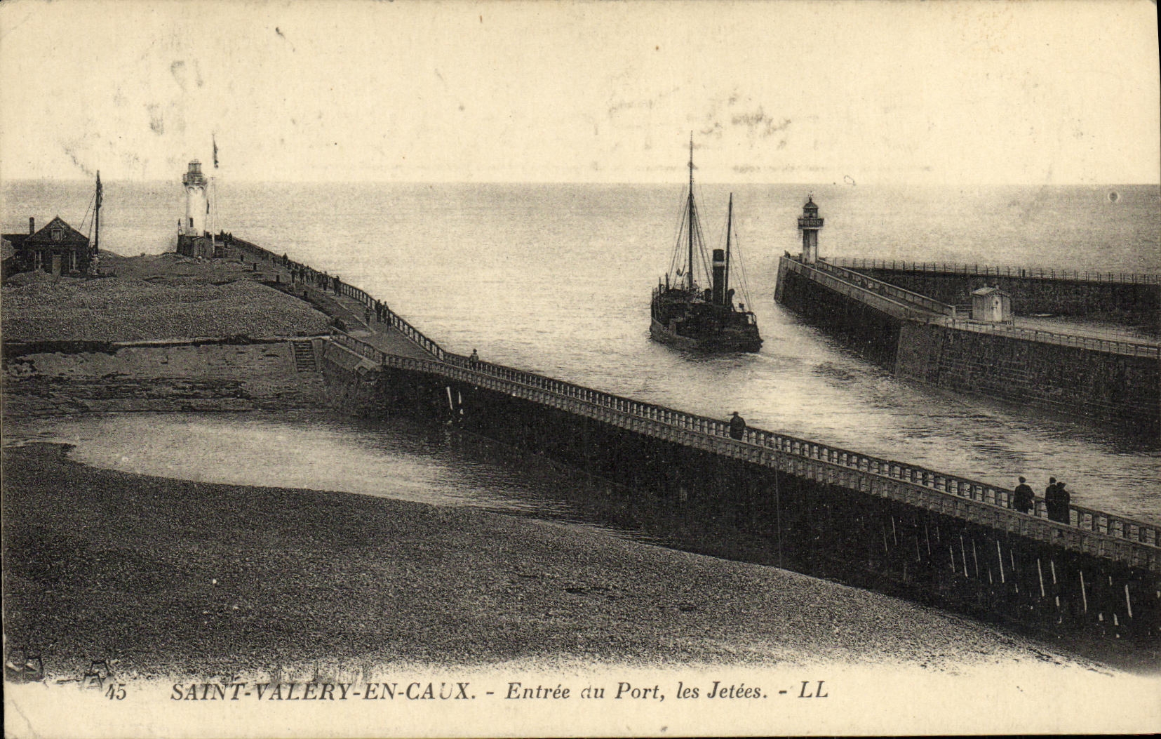 CPA Saint Valery En Caux Entree Du Port Les Jetees Bateau