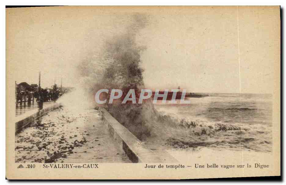 CPA St Valery en Caux Jour de Tempete Une Belle vague sur la digue