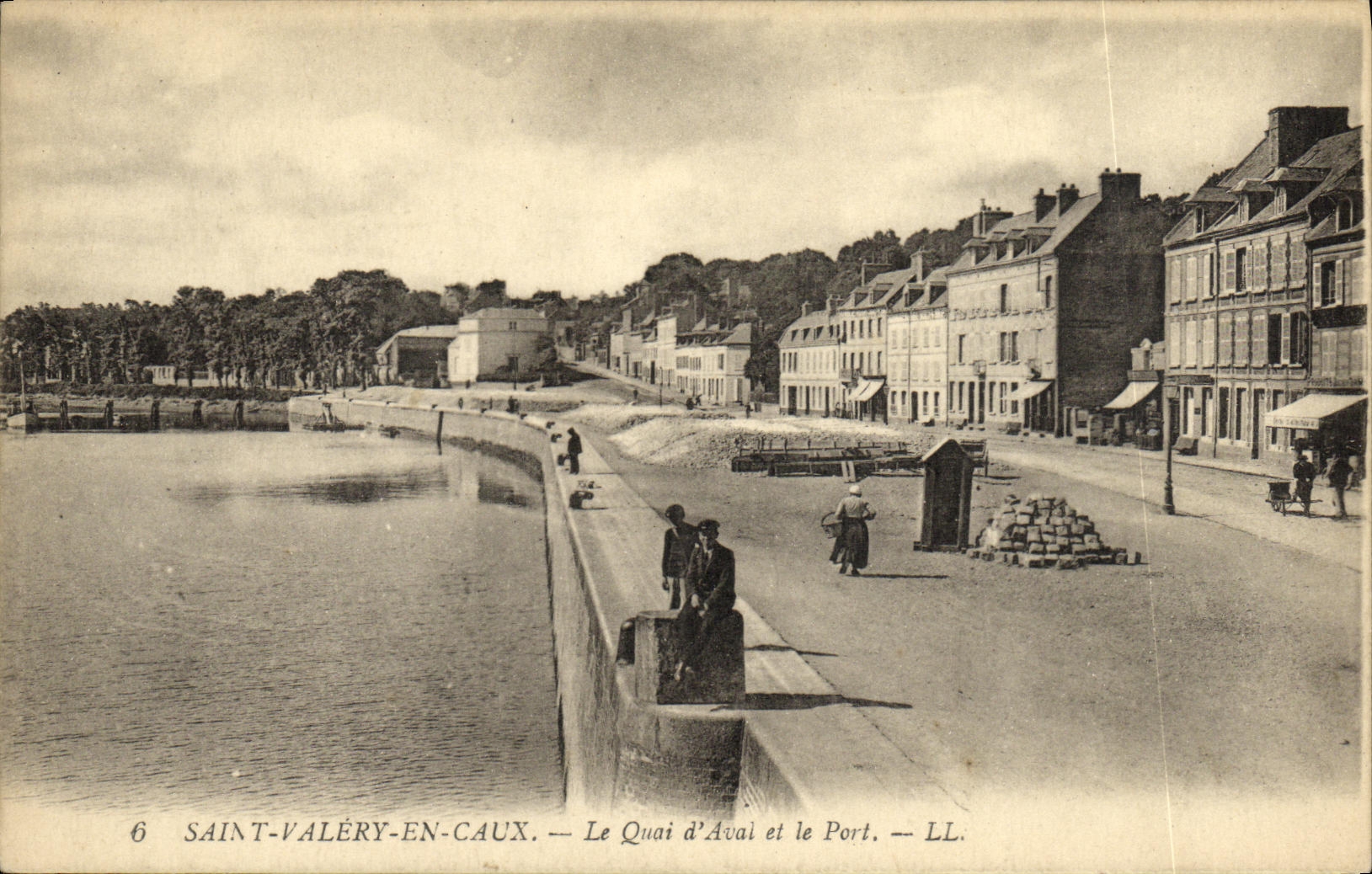 CPA St Valery en Caux Le Quai d Aval et le Port